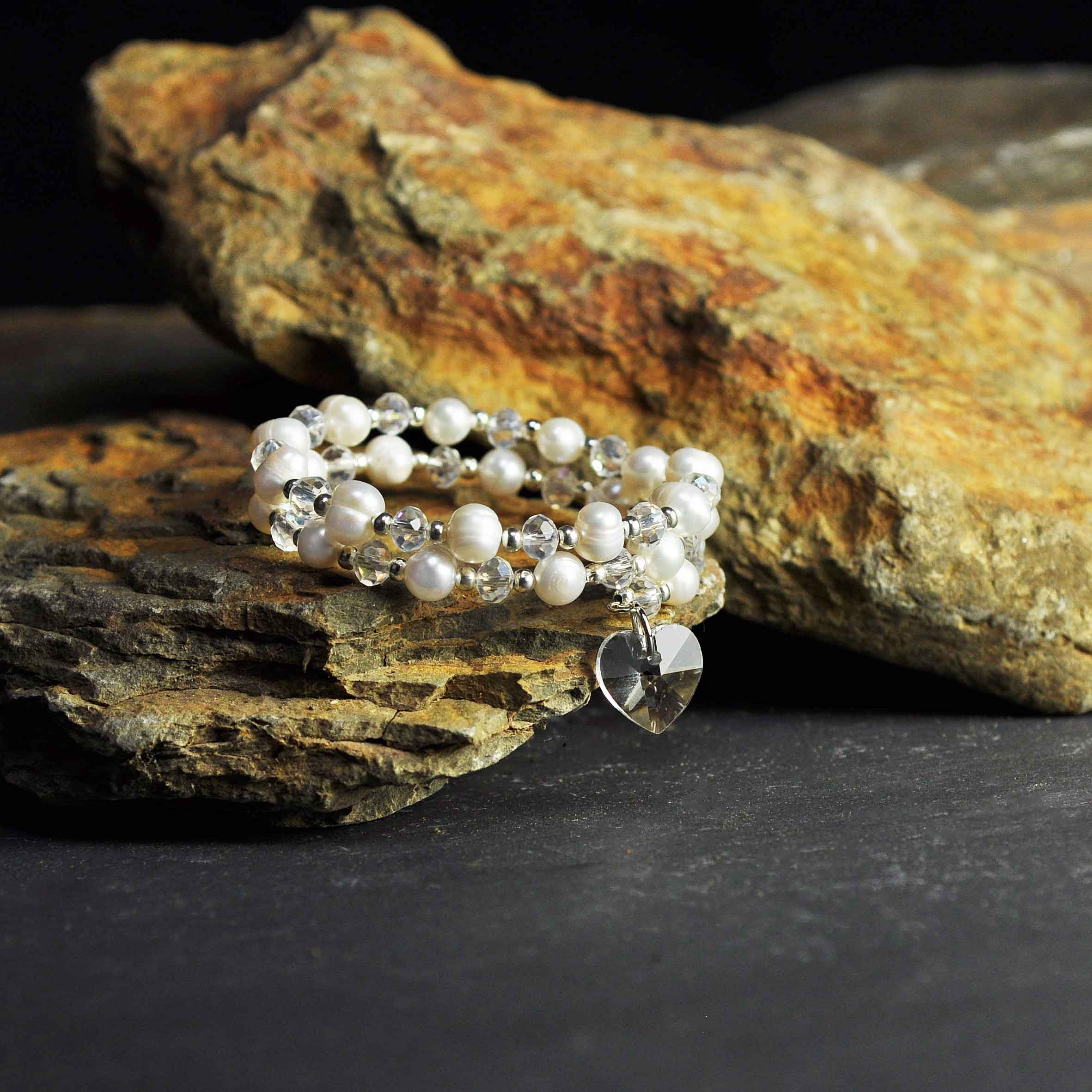 Wit zoetwater parel wikkel armband met kristallen hartje liggend op steen | Wrap Pearl Crystal Heart