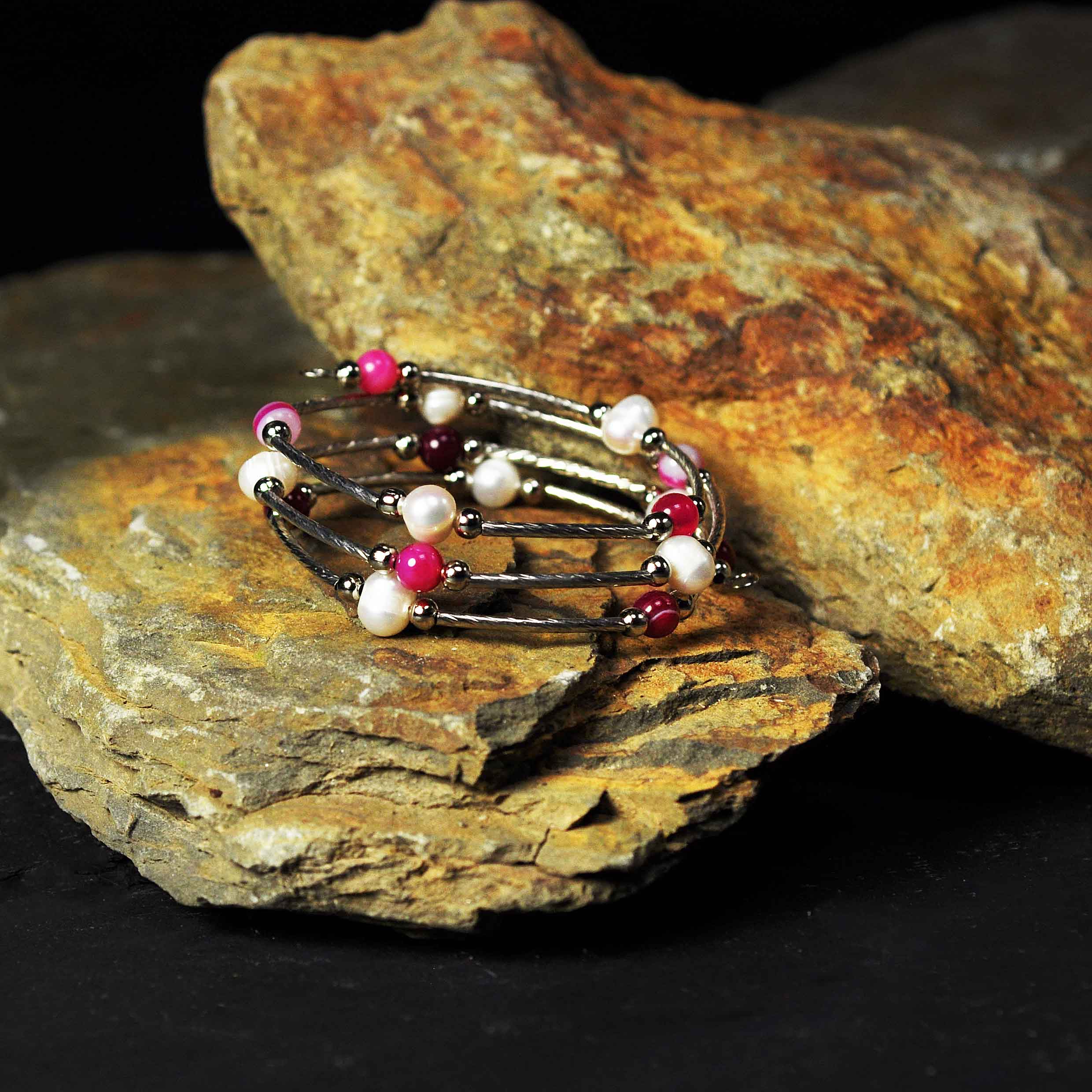 Witte zoetwater parel wikkelarmband met roze edelstenen met achtergrond oranje steen | Wrap Pearl Pink Striped Agate