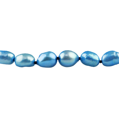 Detail van blauw zoetwaterparel armband met goud edelstalen slotje is volledig handgeknoopt | Blair