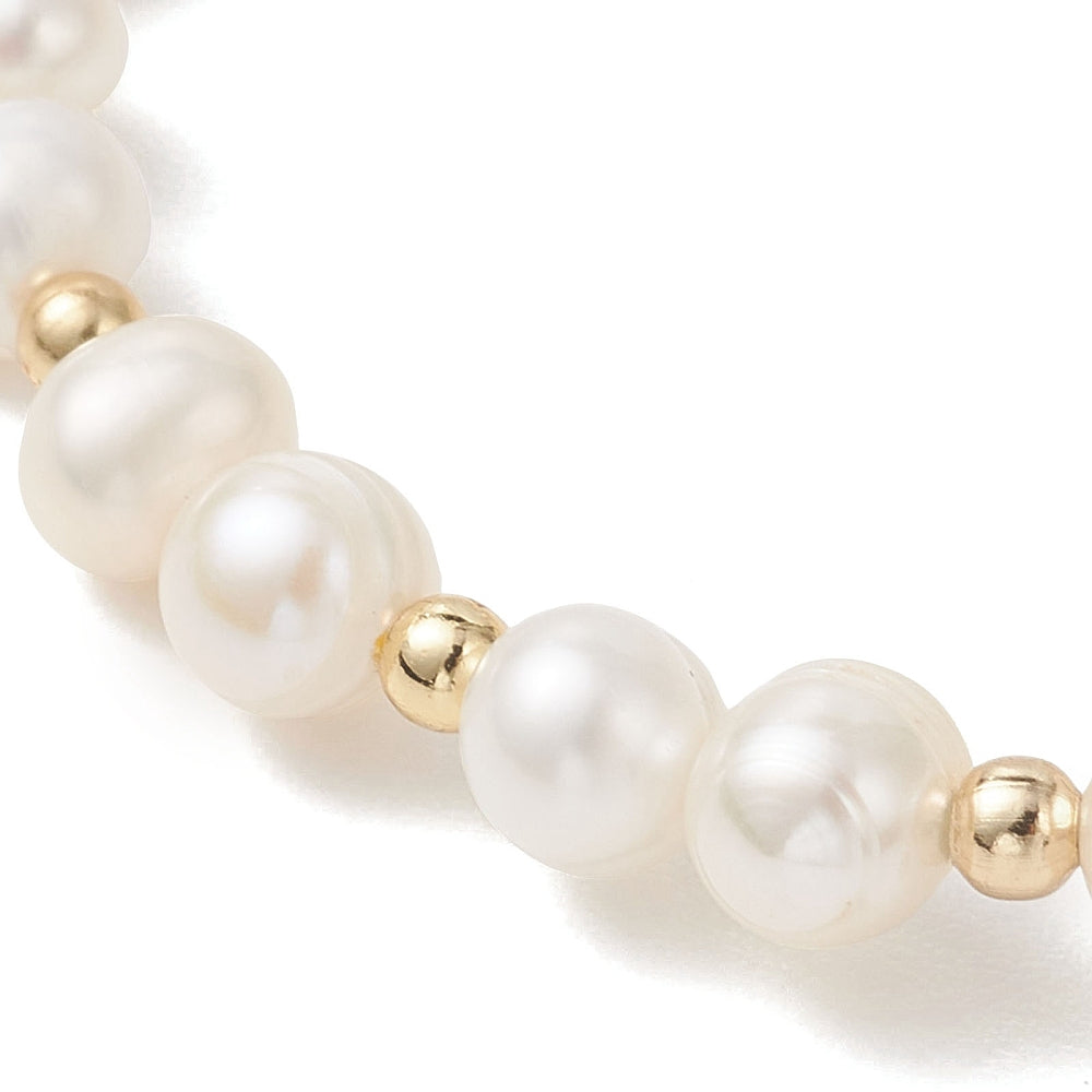 Wit wikkelarmband met echte parels en gouden kraaltjes detail | Paulina