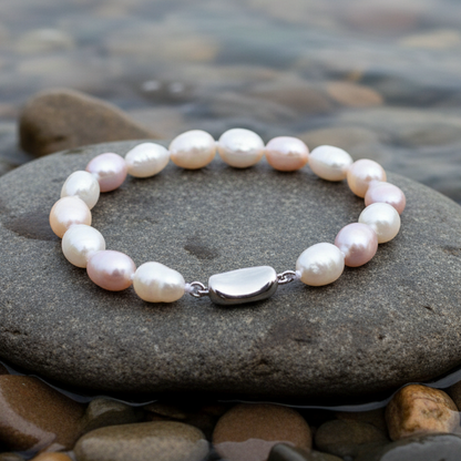 Handgeknoopte zoetwater parel armband met witte, zalm en roze parels | Sina