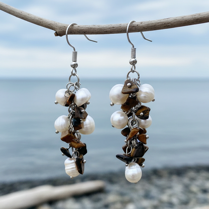 Witte zoetwater parel oorbellen met tijgeroog en sterling zilver hangend aan takje | Pearl Tiger Eye Chip