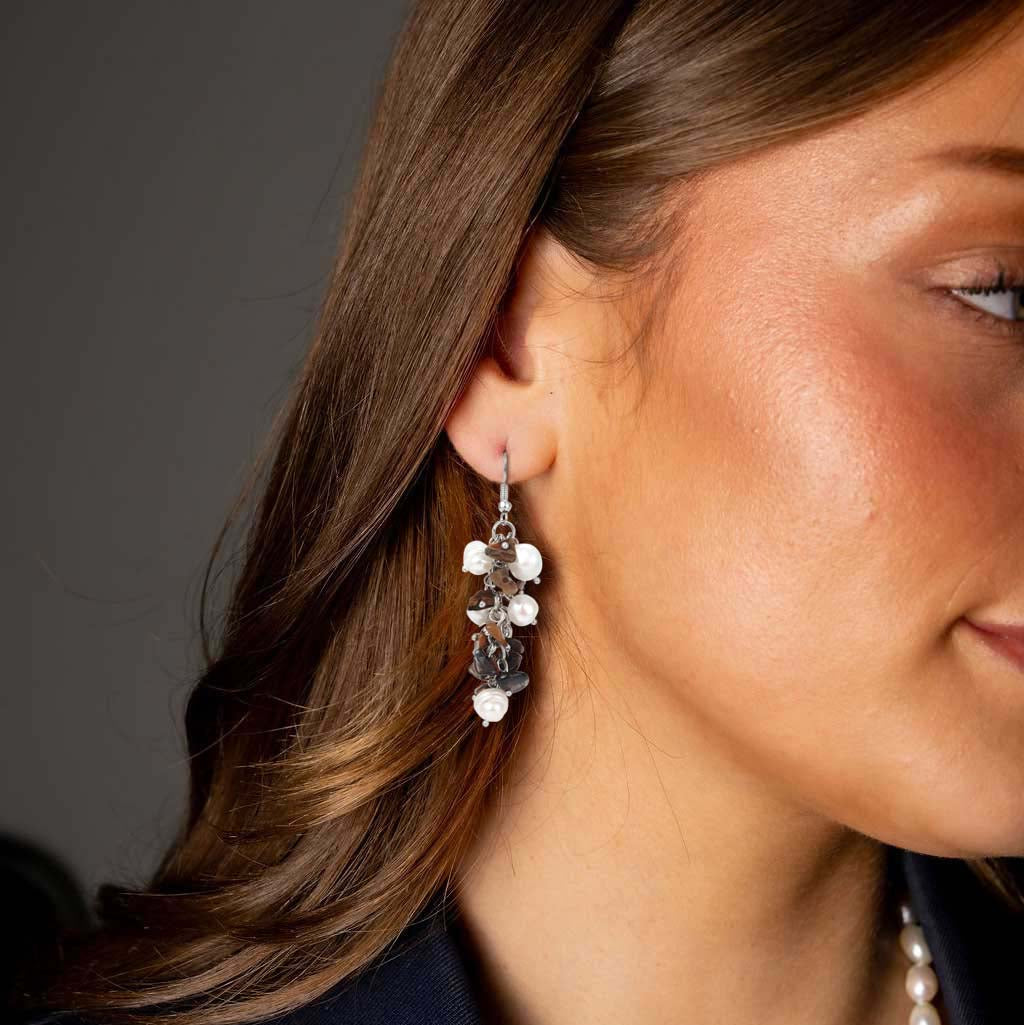 Witte zoetwater parel oorbellen met tijgeroog en sterling zilver op model | Pearl Tiger Eye Chip