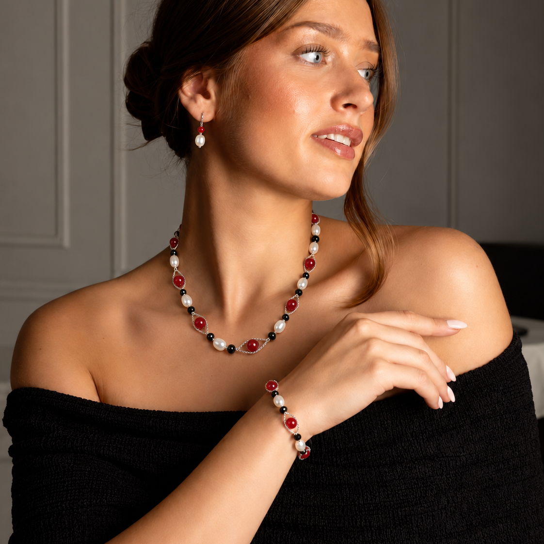 Zoetwaterparel set met parelketting en parel armband met magneetslot, witte parels en rode en zwarte kralen gedragen door model | Santa