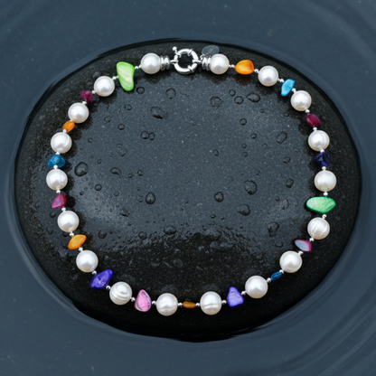 Zoetwater parelketting met witte parels en gekleurd parelmoer liggend op steen in water | Big Bold Happy 