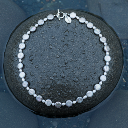 Zoetwater parelketting met witte parels, grijs parelmoer en zilver edelstaal  liggend op steen in water | set Pearl Grey Shell R