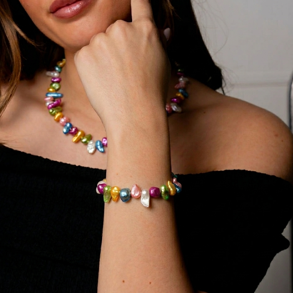 Zoetwater parelketting en armband met vrolijk gekleurde parels op model | Lilou