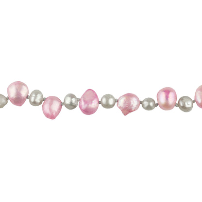Detail van handgeknoopte zoetwater parelketting met witte en roze parels en sterling zilver (925) | Philou