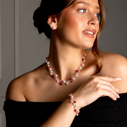 Zoetwater parel set bestaande uit een parelketting en parel armband met witte parels, rode agaat en magneetslotje op model | set Twine Pearl red Agate