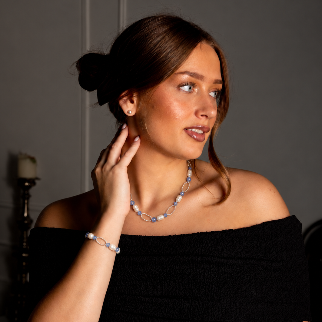 Zoetwater parel set bestande uit een parelketting en parel armband met witte parels, blauwe glaskristallen en magneetslotje  op model | set Blacio