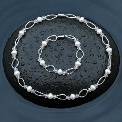 Zoetwater parel set bestaande uit parelketting en parel armband met witte parels en glaskristallen en magneetslot | set Wicio