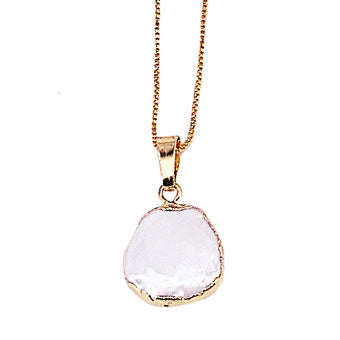 Detail van zoetwater parelketting met witte parel hanger | One Gold Coin Pearl Chain