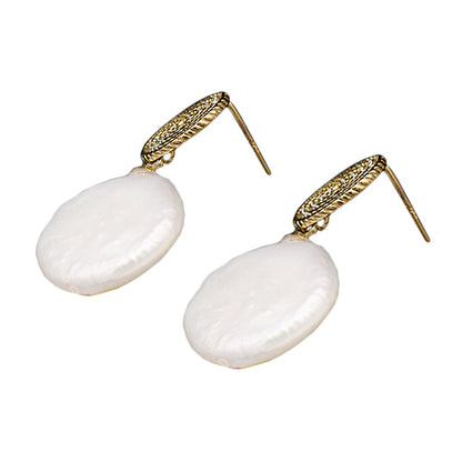Witte zoetwater parels met coin parels, oorknoppen / oorsteker oorbellen, zijaanzicht | Gold Circle White Coin