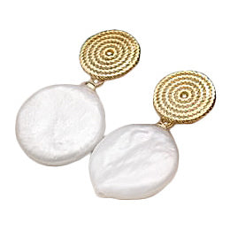 Witte zoetwater parels met coin parels, oorknoppen / oorsteker oorbellen liggend | Gold Circle White Coin