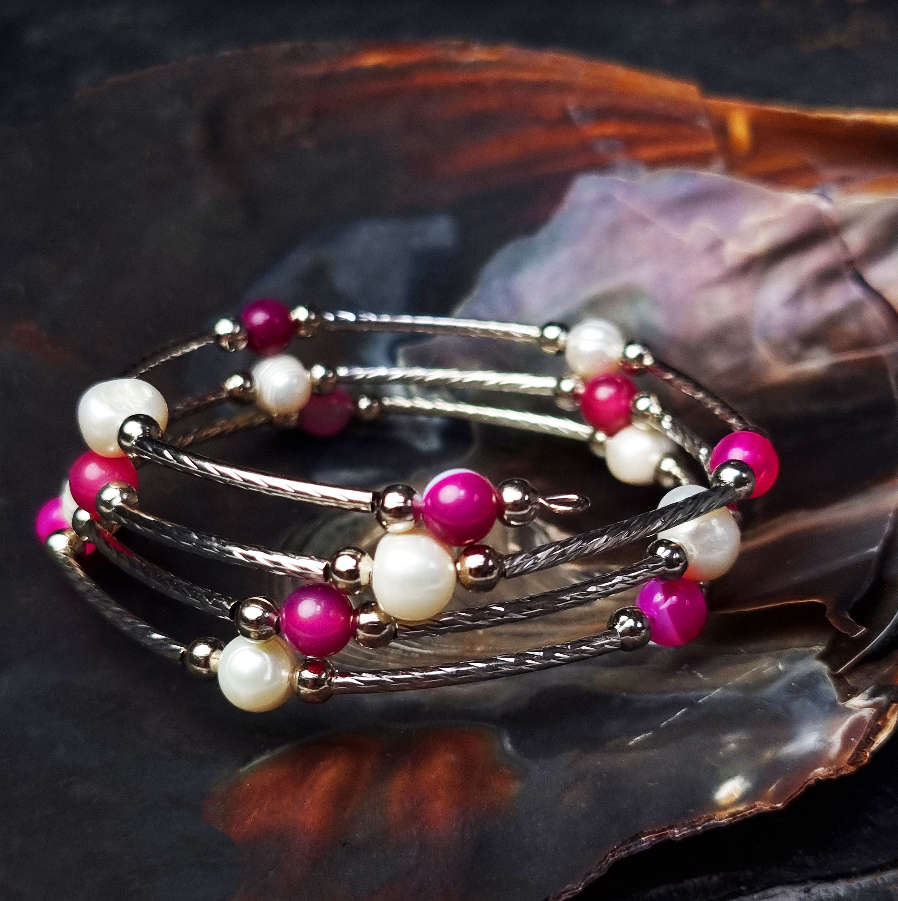 Witte zoetwater parel wikkelarmband met roze edelstenen liggend in schelp | Wrap Pearl Pink Striped Agate