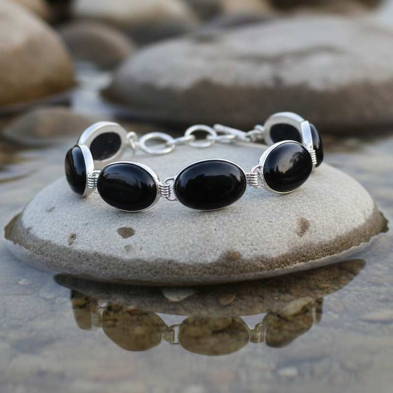 Black Agate Oval armband aan de waterkant
