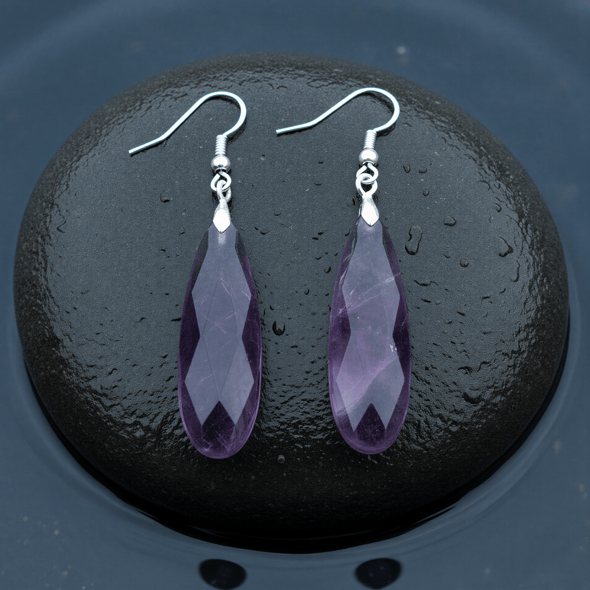 Paarse edelstenen oorbellen met sterling zilver (925) liggend op steen in water | Big Long Drop Amethyst