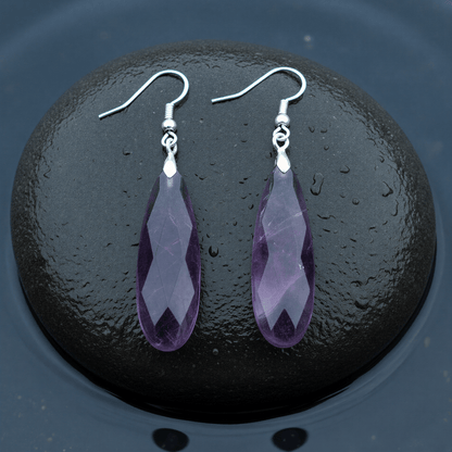 Paarse edelstenen oorbellen met sterling zilver (925) liggend op steen in water | Big Long Drop Amethyst