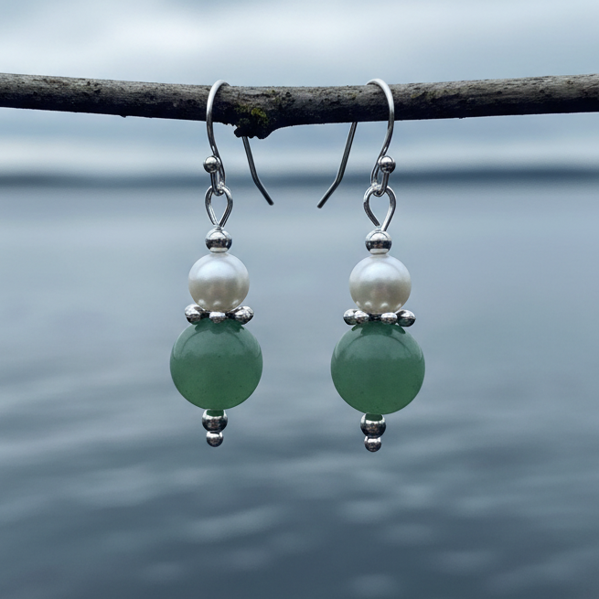Witte zoetwater parel oorbellen met aventurien en sterling zilver (925) henagend aan takje boven water | Amilia Green Aventurine