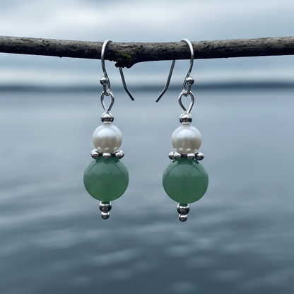 Witte zoetwater parel oorbellen met aventurien en sterling zilver (925) henagend aan takje boven water | Amilia Green Aventurine