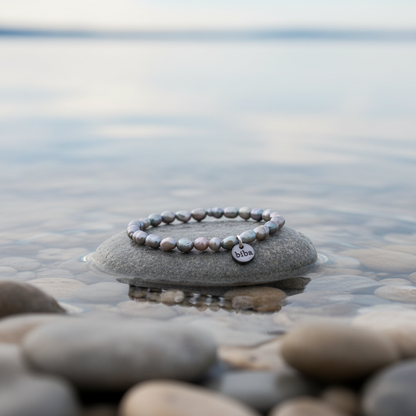 Biba Grey Rice Pearl armband aan de waterkant