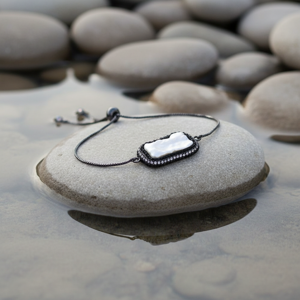 Black Bright Biwa Pearl armband aan de waterkant