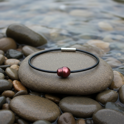Black Leather Pearl Red armband bij water