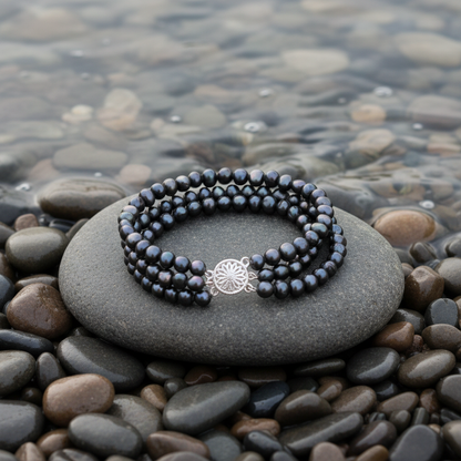 Black Three Baroque Pearl armband bij water - variatie