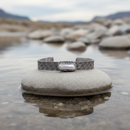 Bright Biwa Pearl Grey Leather armband aan de waterkant