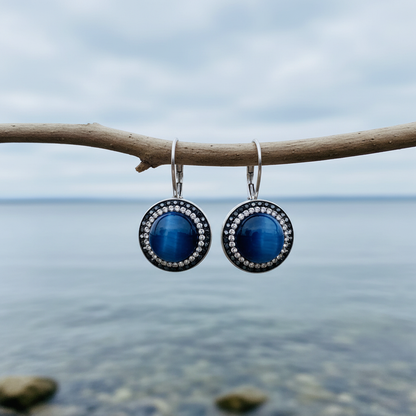 Bright Blue Tiger Eye Silver oorbellen aan takje