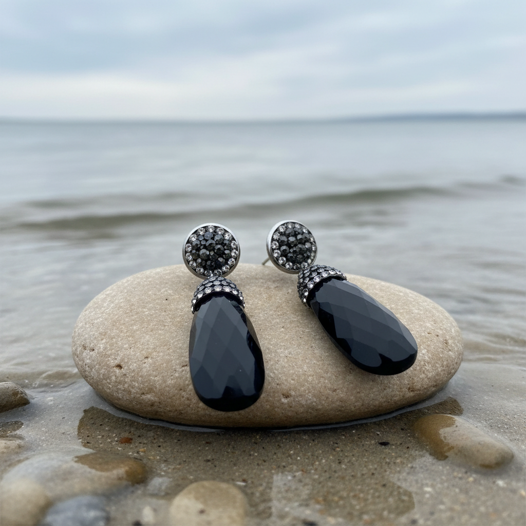 Bright Long Black Agate oorbellen op steen