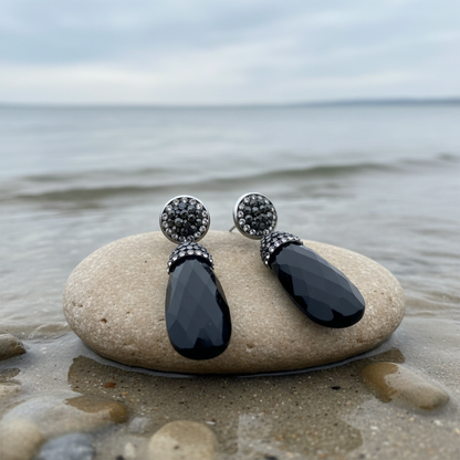 Bright Long Black Agate oorbellen op steen