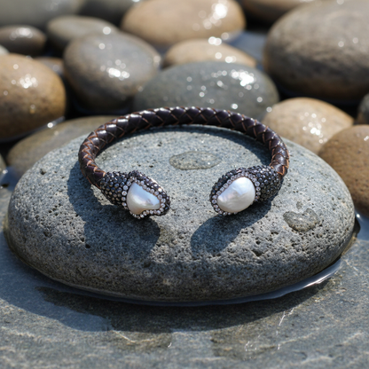 Bright Pearl Brown Leather Bangle zoetwater parel armband close-up op grijze natte steen bij oever