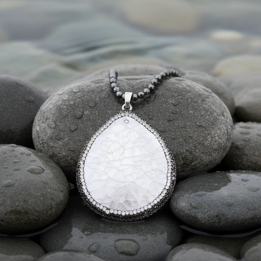 Bright White Shell Crackle ketting op natte stenen