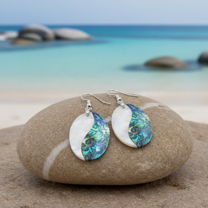Crackle Abalone Oval oorbellen op steen - neutrale achtergrond