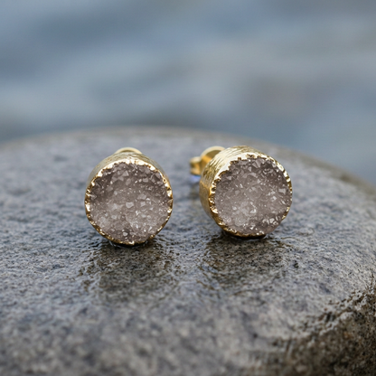 Edelstenen oorbellen met grijze druzy agaat en goud liggend op steen in water | Druzy Gold Grey