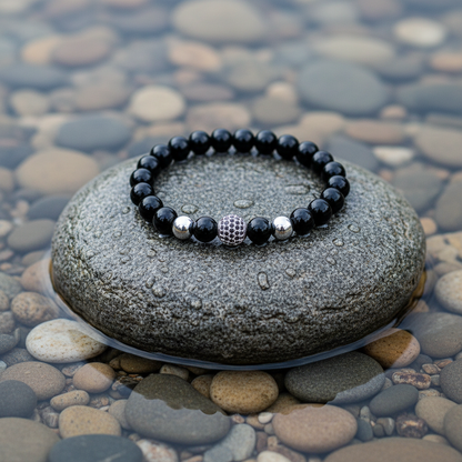 Edelstenen armband Black Diamond op realistische grijze steen