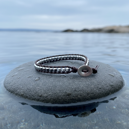 Edelstenen armband Hematite Brown Leather - close-up vooraanzicht met correct slotje