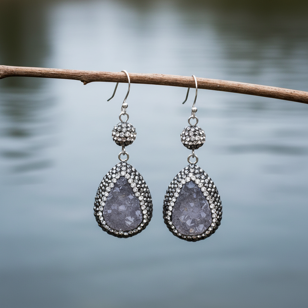 Edelstenen oorbellen Bright Grey Crystal Agate Small aan takje met water