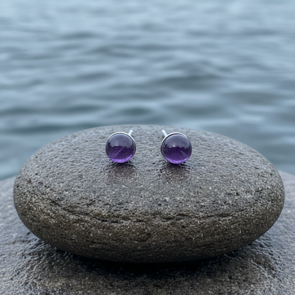 Edelstenen oorbellen Little Amethyst Stud op steen water