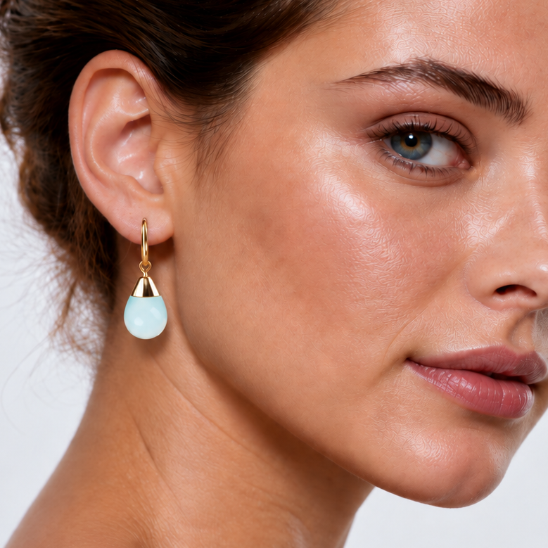 Blauwe edelstenen oorbellen met opaal op model | Gold Dip Sea Opal