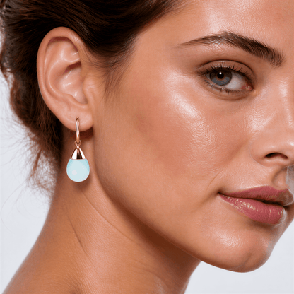 Blauwe edelstenen oorbellen met opaal op model | Gold Dip Sea Opal