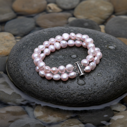 Frederique P zoetwater parel armband close-up op grijze natte steen bij oever