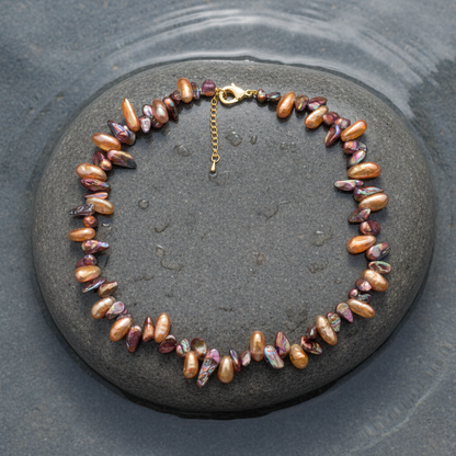 Zoetwater parelketting met bruine parels, kwarts stenen en goud edelstaal liggend op steen | Gold Quartz Brown