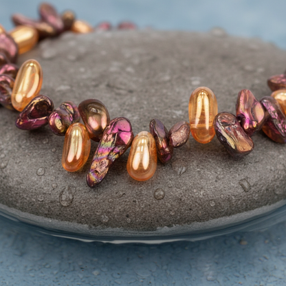 Zoetwater parelketting met bruine parels, kwarts stenen en goud edelstaal liggend op steen close up | Gold Quartz Brown