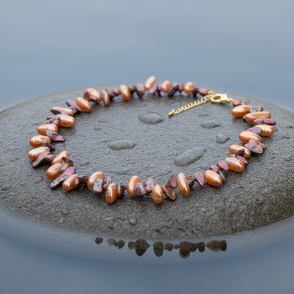 Zoetwater parelketting met bruine parels, kwarts stenen en goud edelstaal liggend op steen zijaanzicht | Gold Quartz Brown