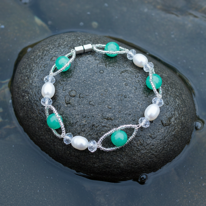 Janta armband op natte steen in water