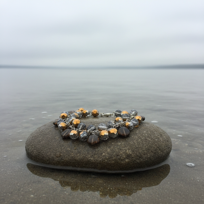 Kristallen armband Brown Shine op steen aan het water
