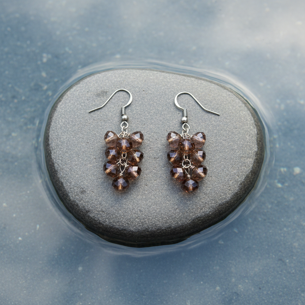 Kristallen oorbellen Brown Shine - natuurlijke close-up bovenaanzicht