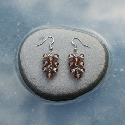 Kristallen oorbellen Brown Shine - natuurlijke close-up bovenaanzicht